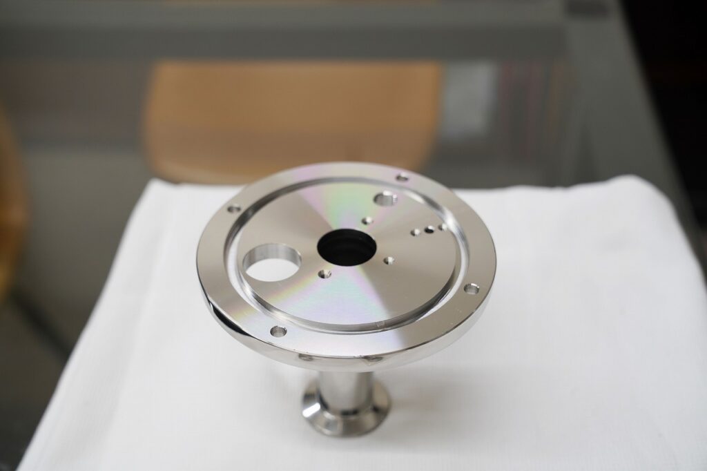 ステンレス溶接品です。こちら側は機械加工してあります。
バフ研磨、ステンレス溶接の事なら大阪府松原市の株式会社テクノファームにお任せください