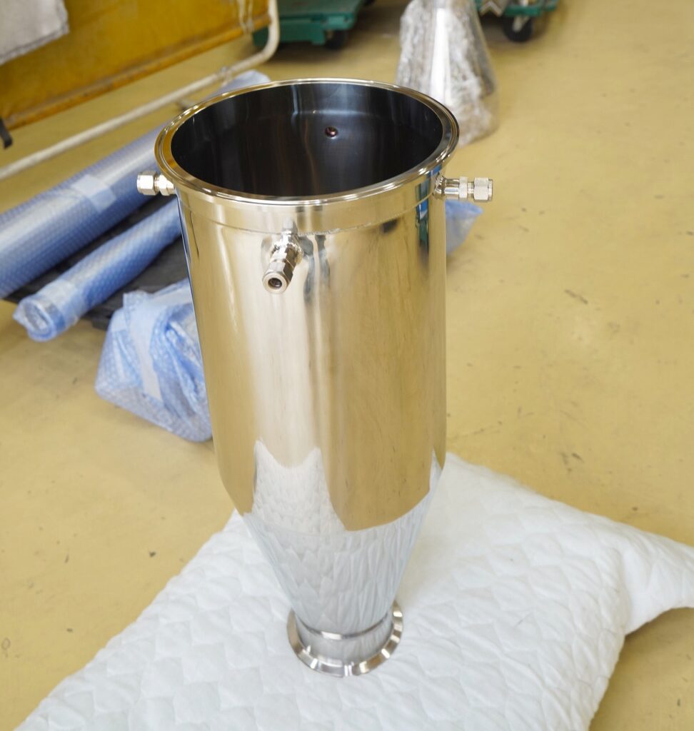 サニタリー仕様のホッパーを製作しています。大阪府松原市の株式会社テクノファームでは材料から溶接、機械加工、バフ研磨まで社内一貫生産しています。