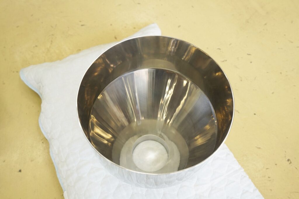 ビードカット研磨のステンレスホッパーを製作しました。溶接からバフ研磨まで、社内一貫生産いたします。