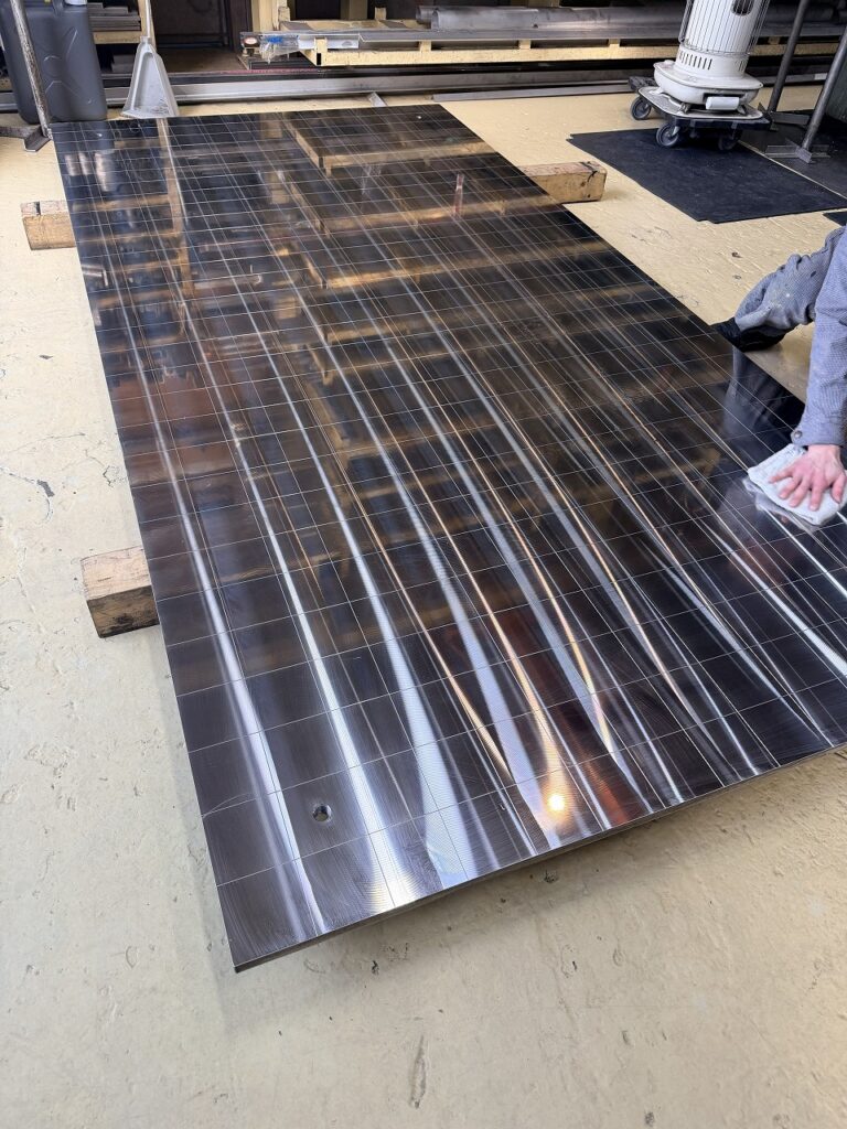 製缶定盤、格子状にV溝加工