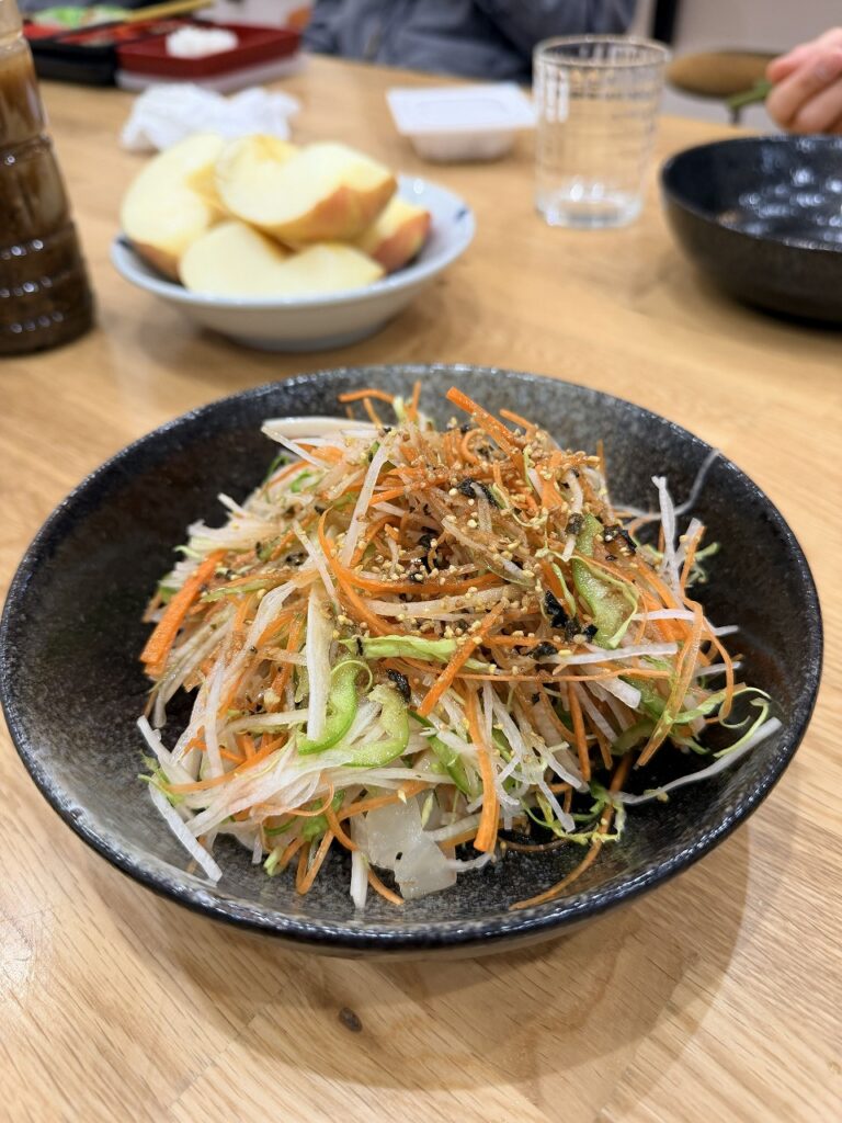 健康経営、社長が毎日従業員にサラダを作っている。