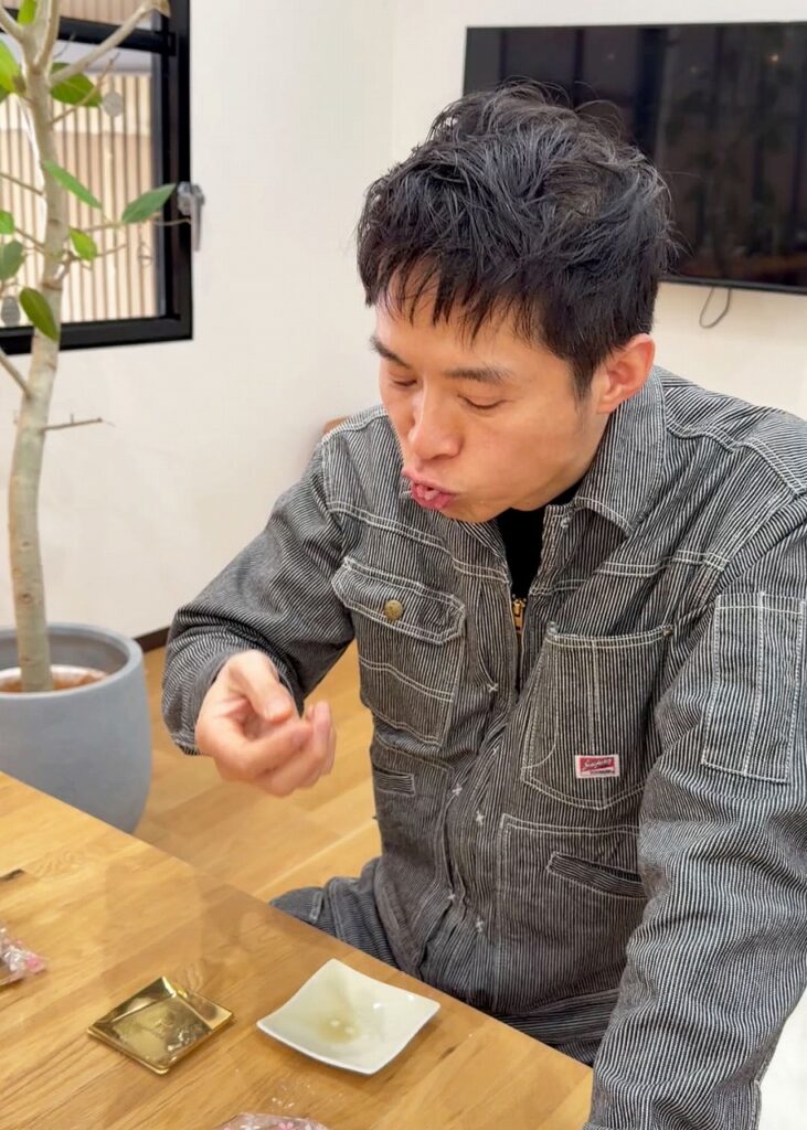 イチゴ大福を食べるテクノファーム社長