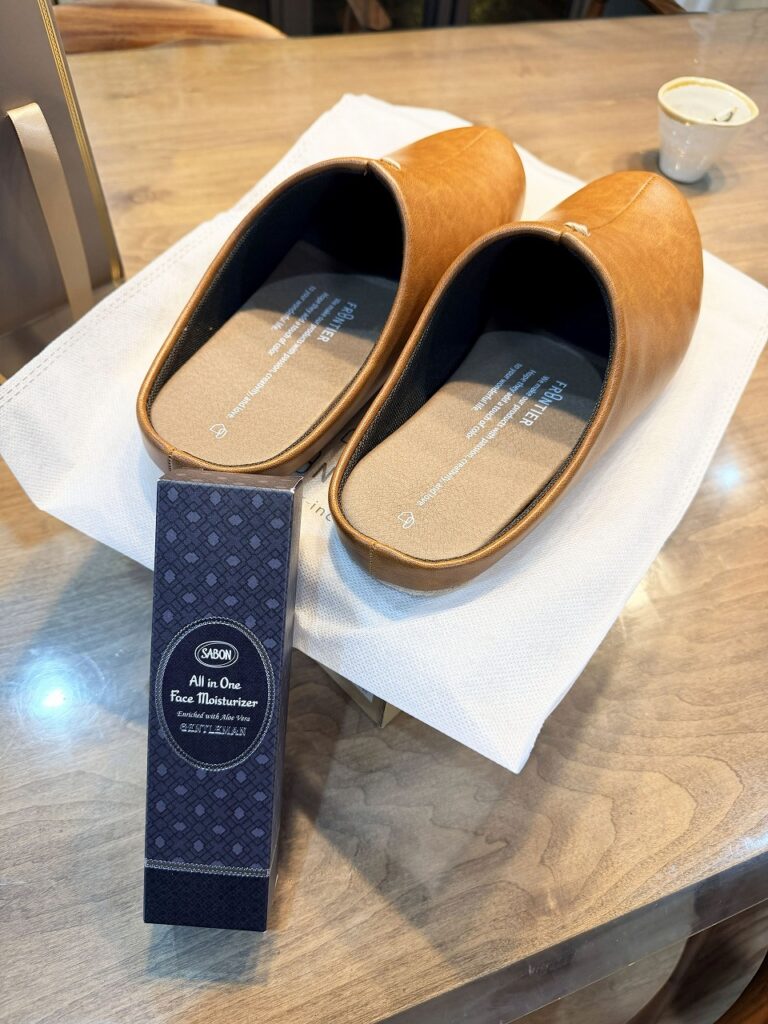 サボンのクリームとスリッパ