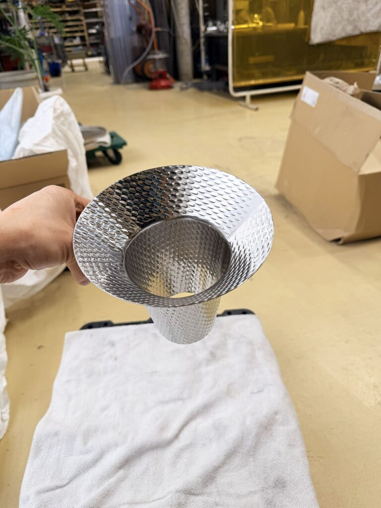 ランナーステンレス（エンボス板）を使った、小型ホッパーの製作をしました。大阪府松原市の株式会社テクノファームです