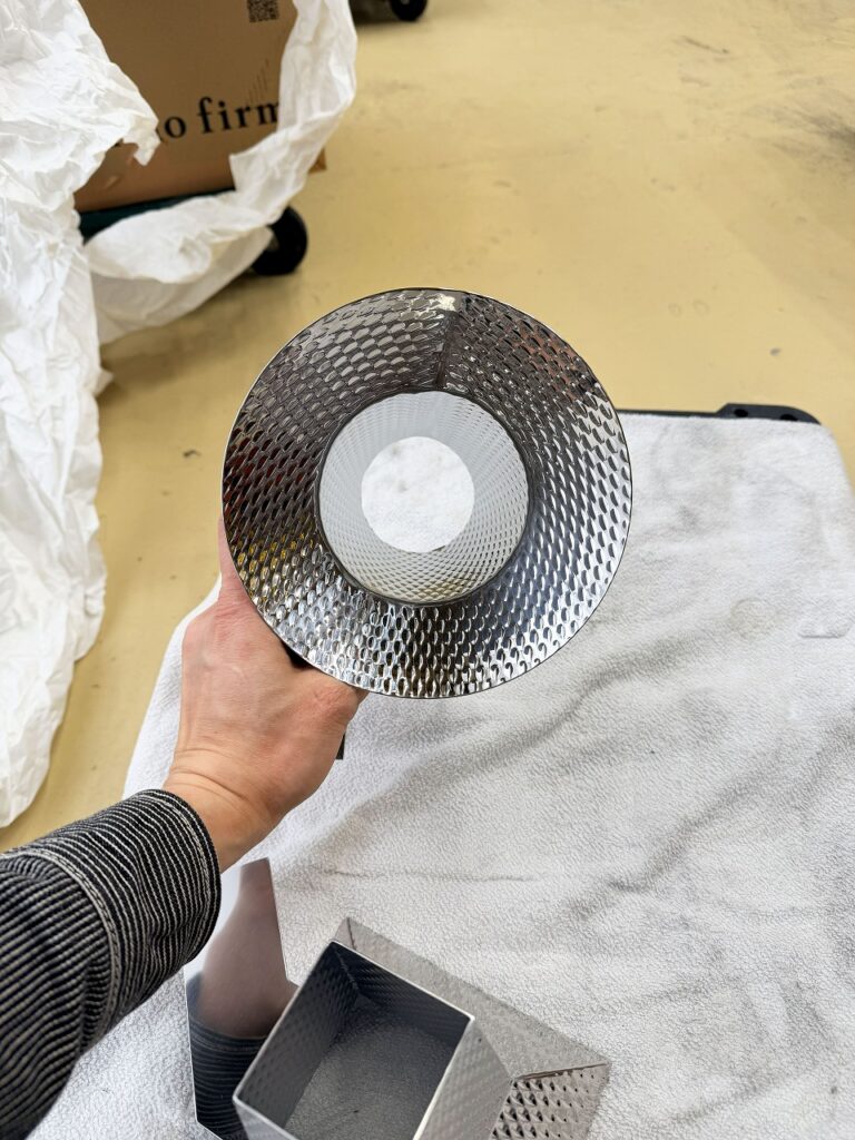 ランナーステンレス（エンボス板）のホッパーを上から見たところ