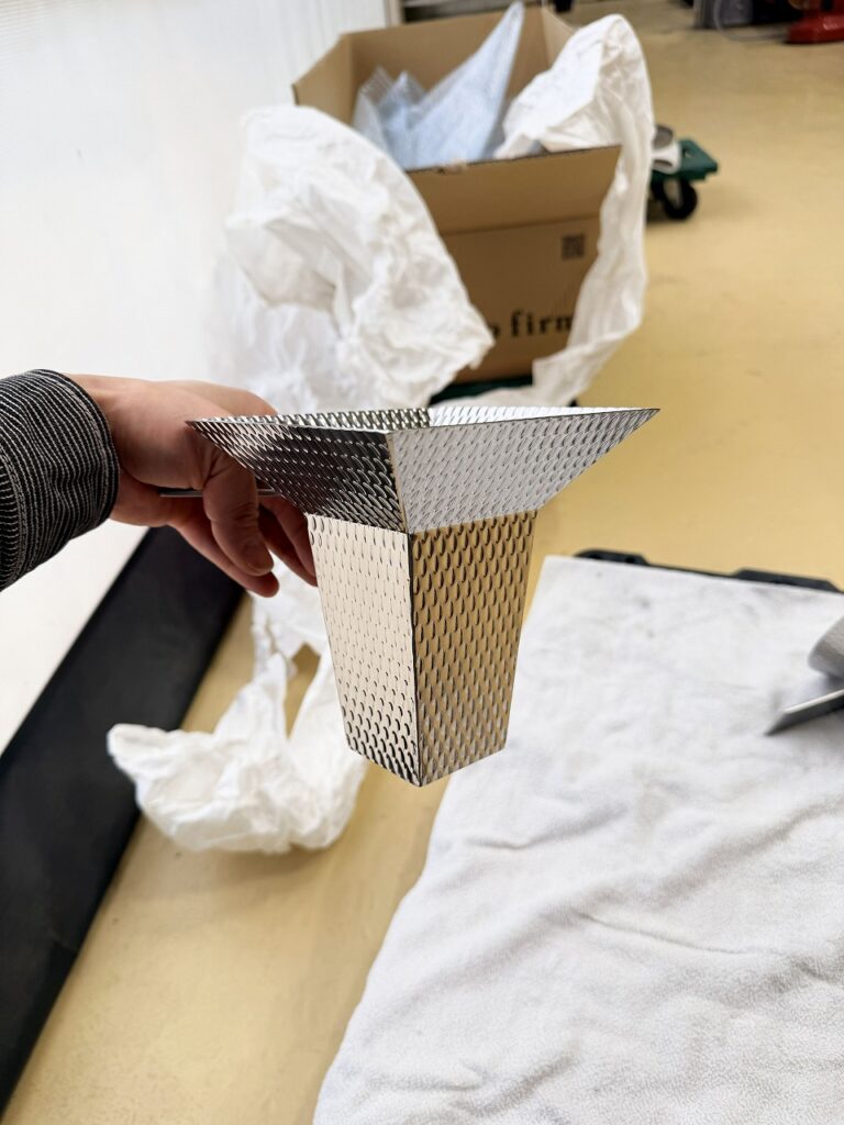 ランナーステンレス（エンボス板）を使った小型の角ホッパーです。ステンレスのホッパーの製作の事なら大阪府松原市の株式会社テクノファムにお任せください