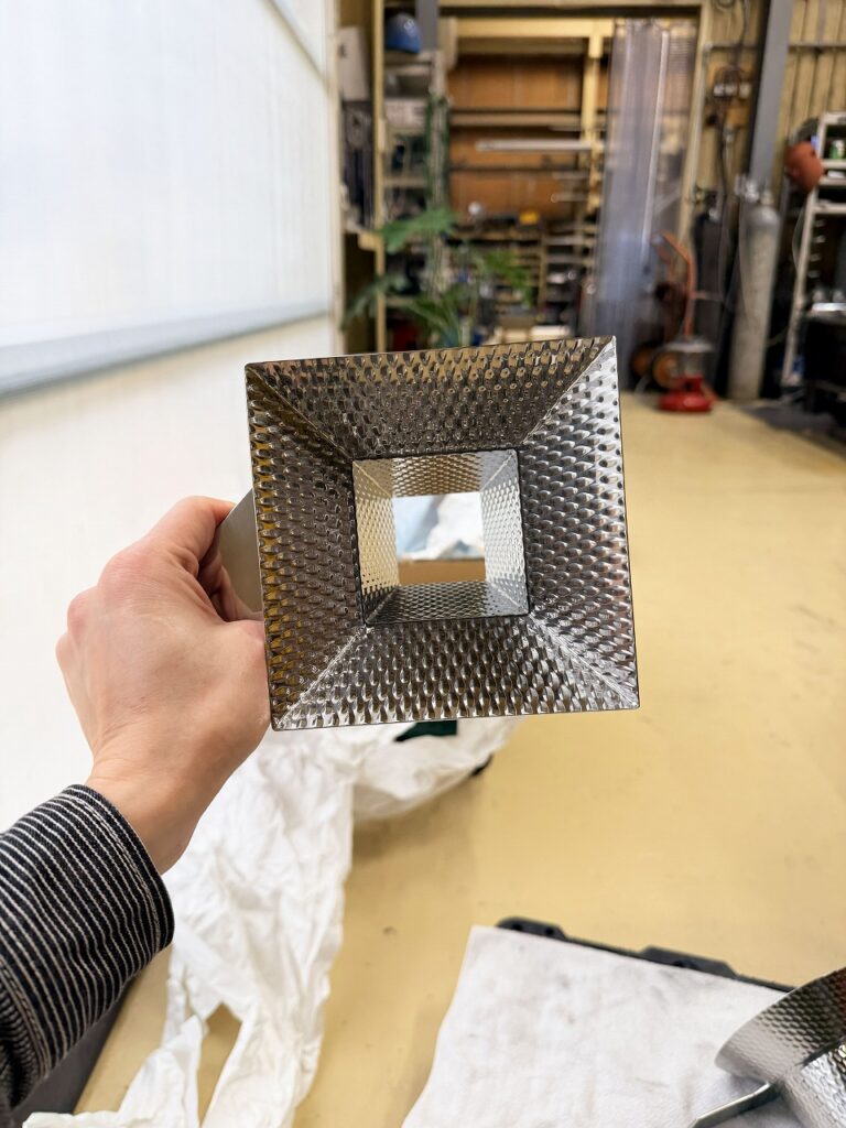 ランナーステンレス（エンボス板）を使った角ホッパーを上から見た所です。ランナーステンレスを使ったホッパーの製作依頼は大阪府松原市の株式会社テクノファームにお任せください