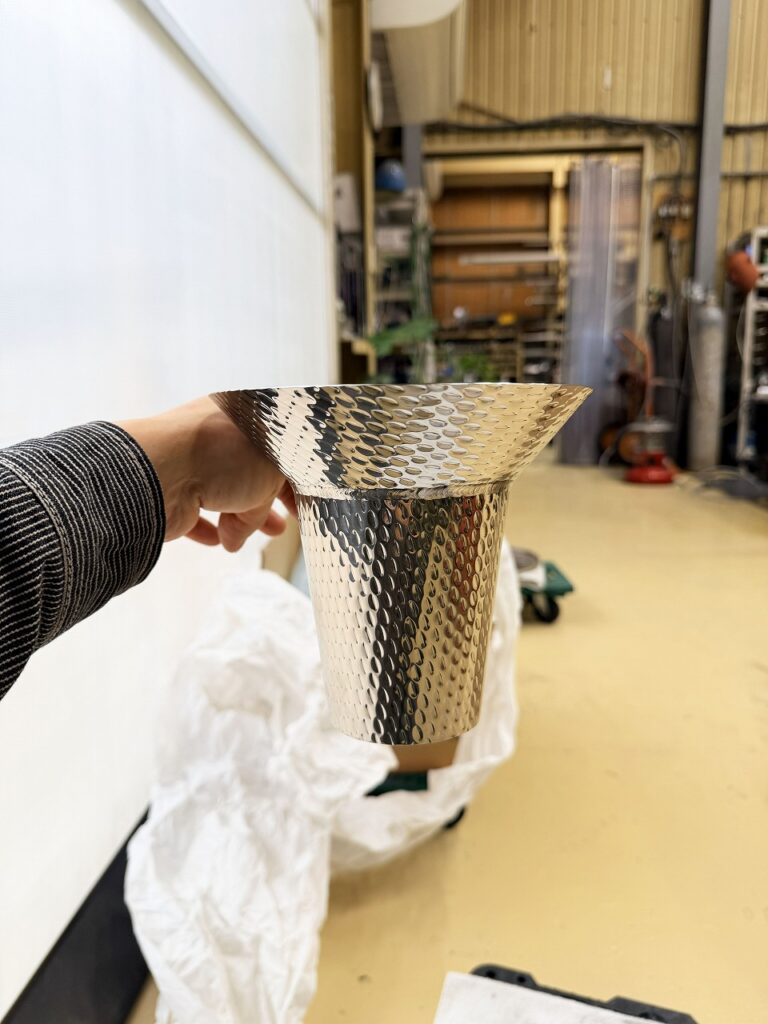 ランナーステンレス（エンボス板）でテーパ管を製作し小型ホッパー製作しました。
ステンレスの溶接製品の事なら大阪府松原市の株式会社テクノファームへ