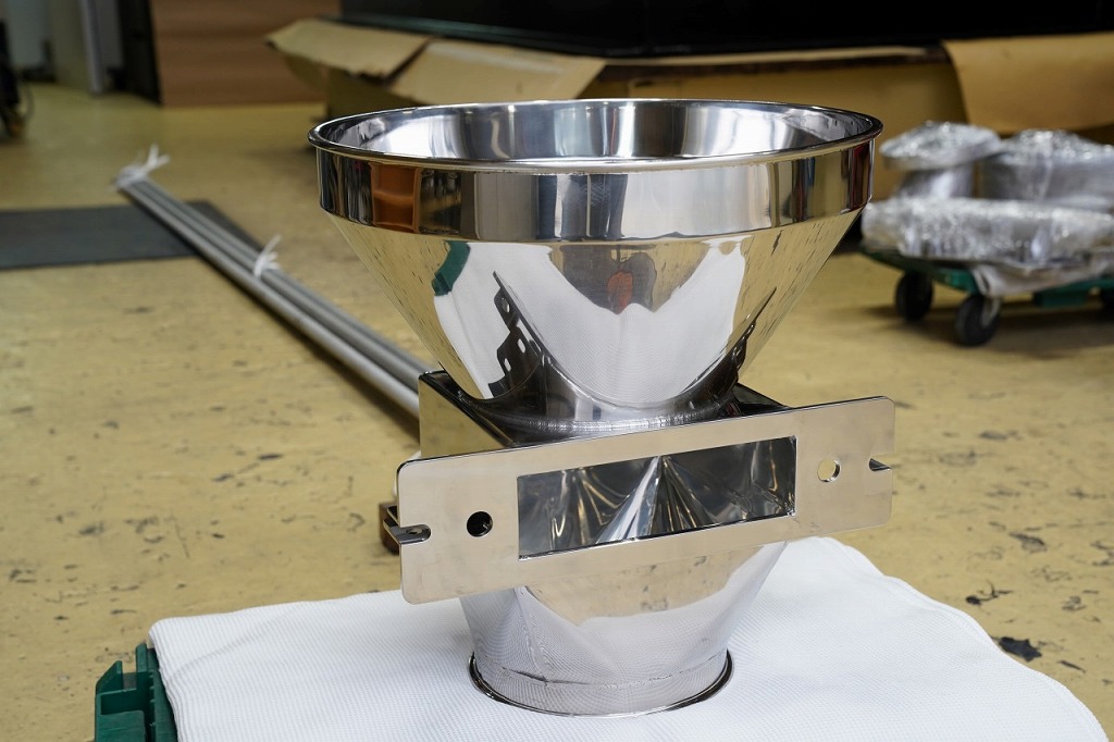 ホッパーと一体になっているマグネットセパレーター。株式会社テクノファーム