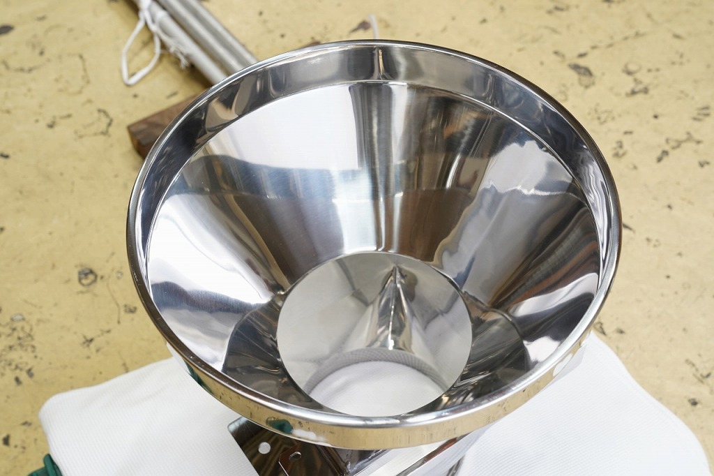 ステンレスホッパーの製作、溶接、研磨仕上げの事なら大阪府松原市の株式会社テクノファームにお任せください