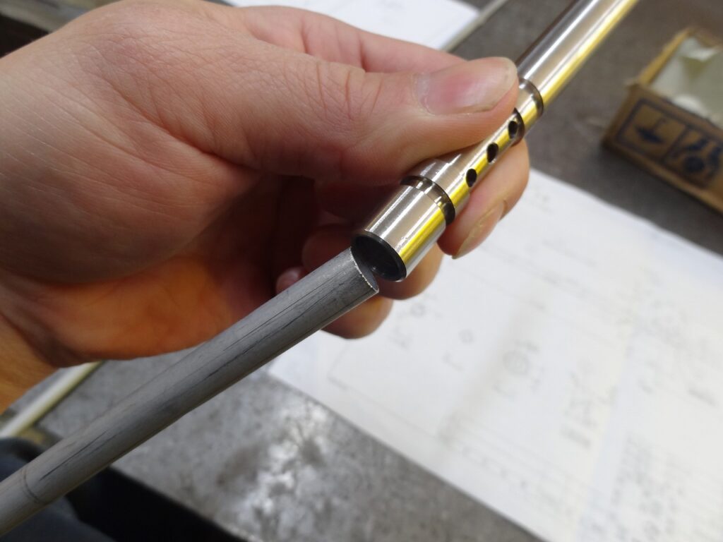 小径のステンレスパイプにステンレス部材を溶接しました。大阪府松原市の株式会社テクノファームは薄肉パイプの溶接に強みを持っています！