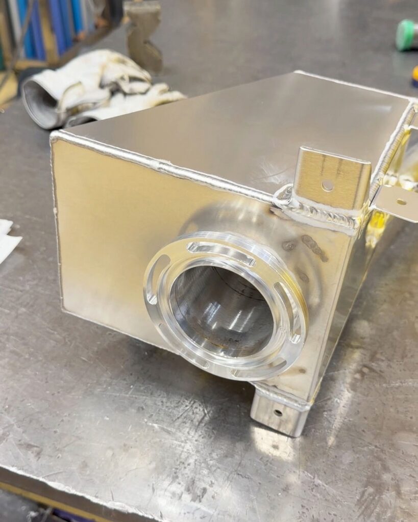 学制フォーミュラ向けのアルミのガソリンタンク製作