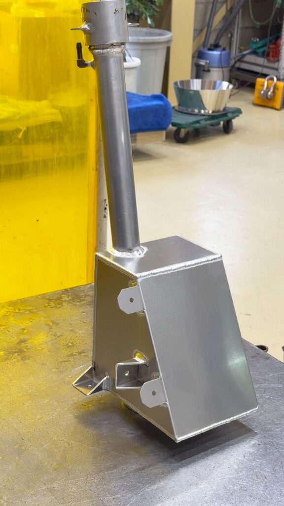 学生フォーミュラ向けガソリンタンクの製作をしました。
アルミ溶接は大阪府松原市の株式会社テクノファームへ