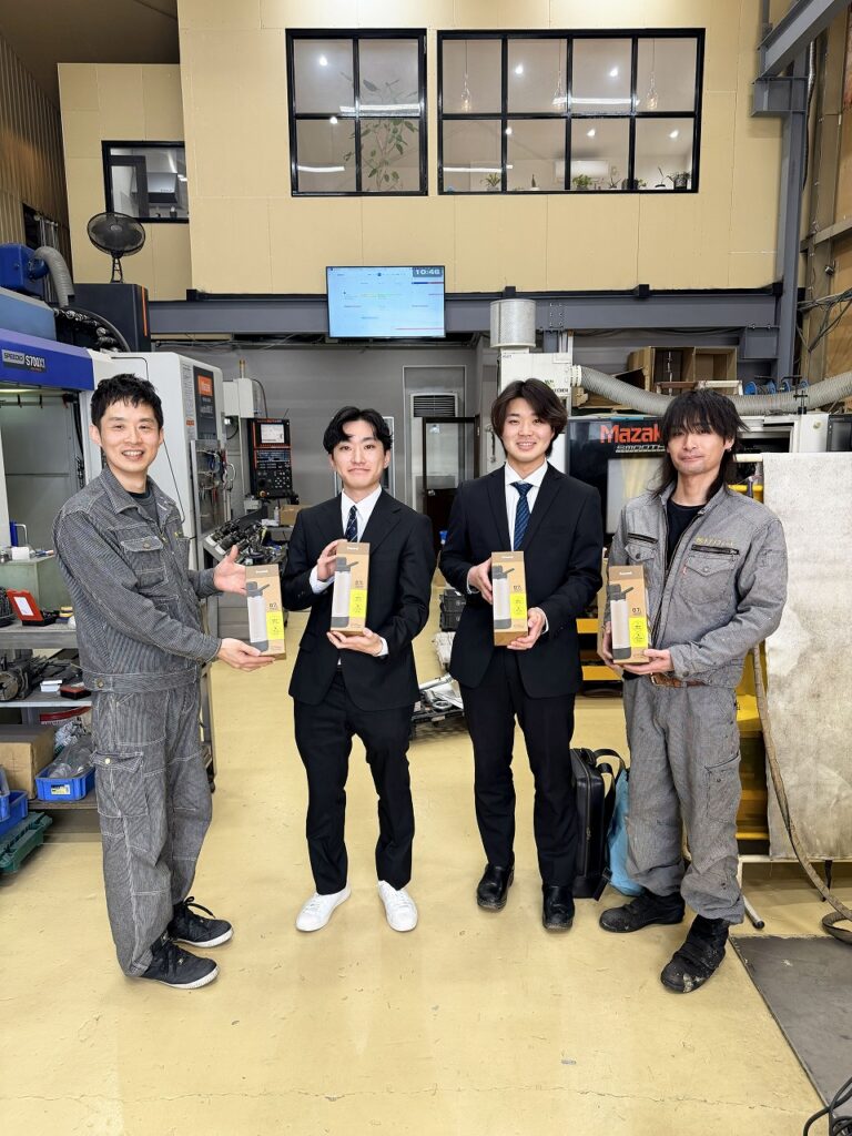 大阪公立大学中百舌鳥レーシングチームさんと記念撮影。ピーコック魔法瓶、ここも大阪の会社