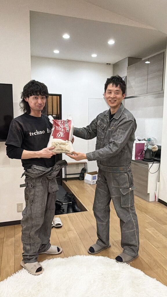 朝のバスケットボールシュート対決の優勝者に記念品、ゆめぴりか5ｋｇを贈呈。株式会社テクノファーム