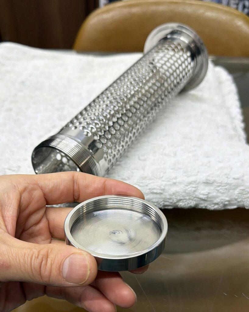 パンチングストレーナーの製作の事なら大阪府松原市の株式会社テクノファームにお任せください。
ネジ加工もお任せ！ステンレス旋盤加工
ステンレス溶接、機械加工で現場の困ったを解決します！