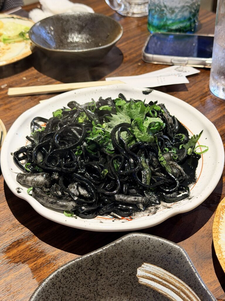 沖縄料理と肉と魚 南風　イカ墨そば