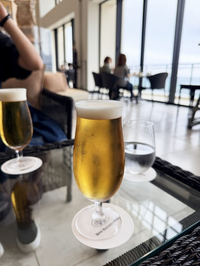 ホテルモントレ沖縄のロビーラウンジでビールを