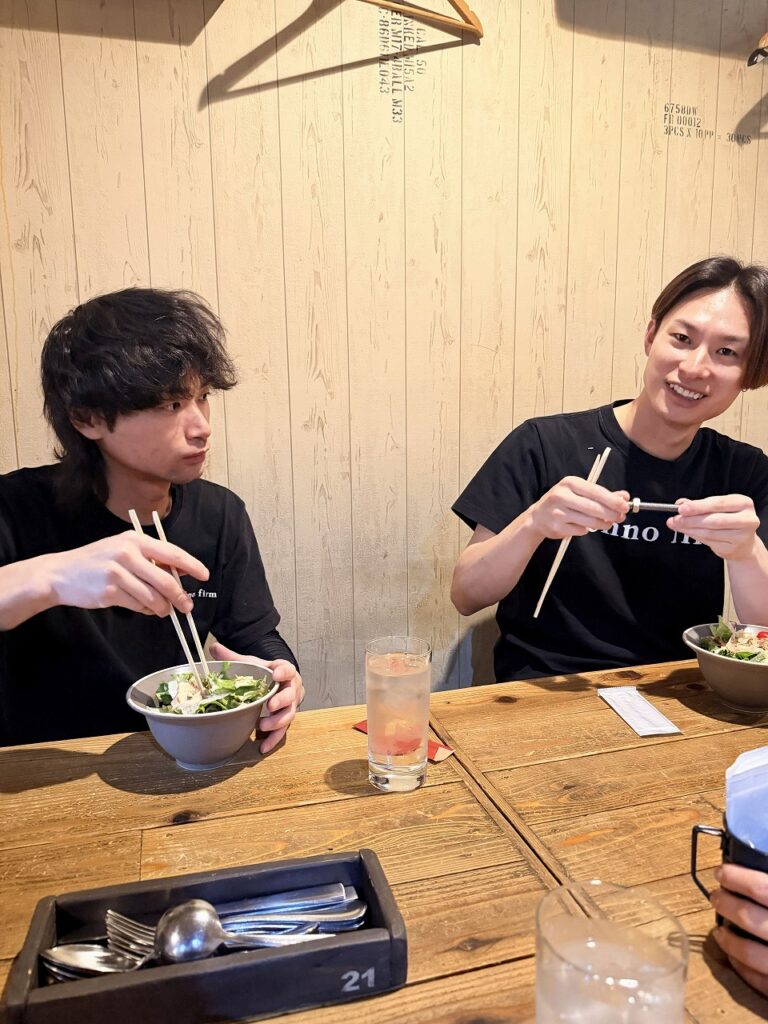 フレンチ食堂 Bochi Bochi でランチを食べるテクノファーム社員
