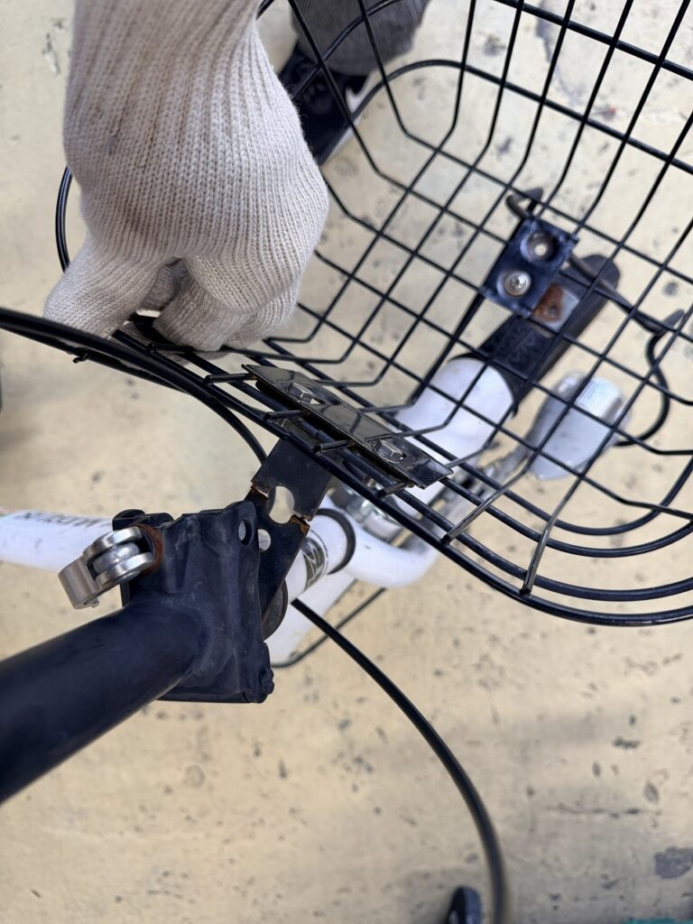 自転車のかごを修理