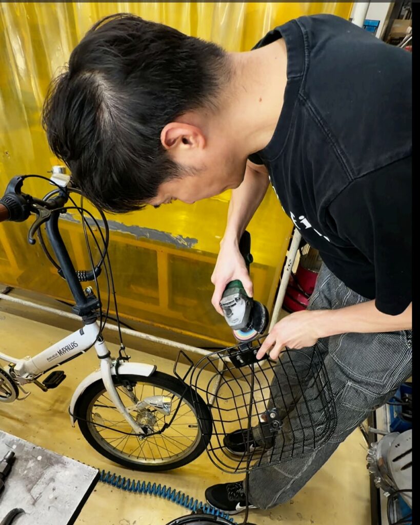 自転車かごをサンダー掛け