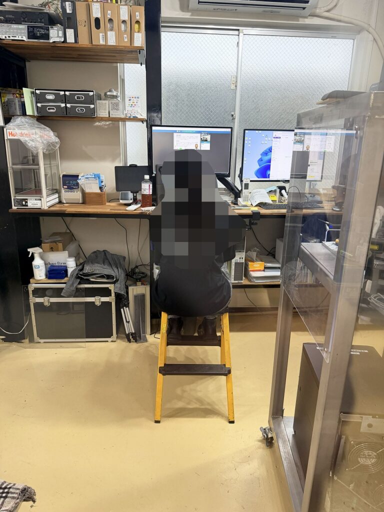社内で、安全教育のビデオを見ている