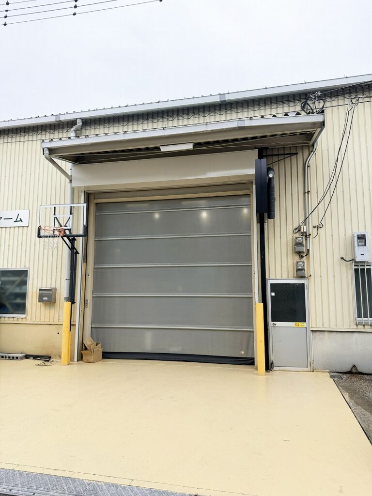 デカいトーチの看板、前からの写真