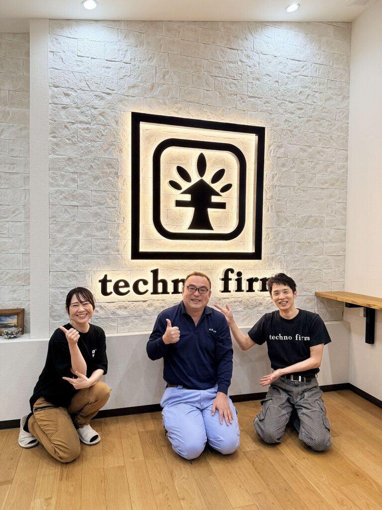 尾崎製作所の社長と記念撮影しました。株式会社テクノファーム
