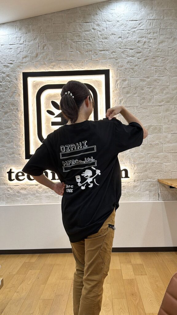 尾崎製作所さんのTシャツを着る嫁さん。
株式会社テクノファーム