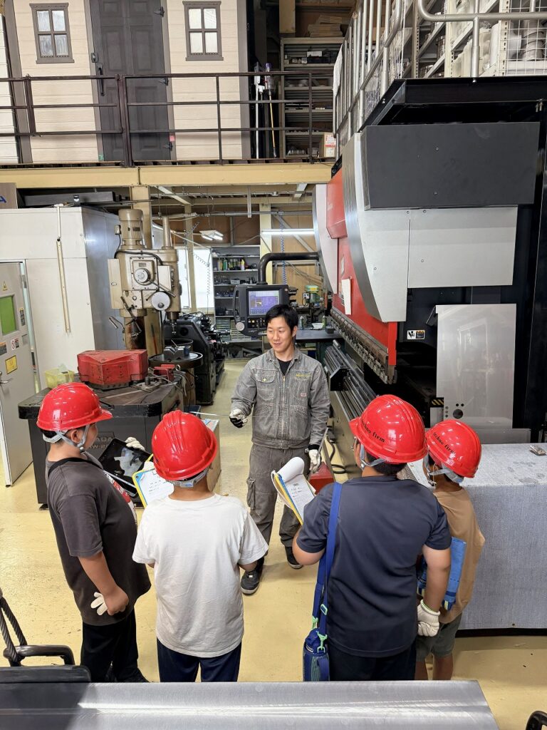 小学生の工場見学。ベンダー曲げの加工を見学。株式会社テクノファーム