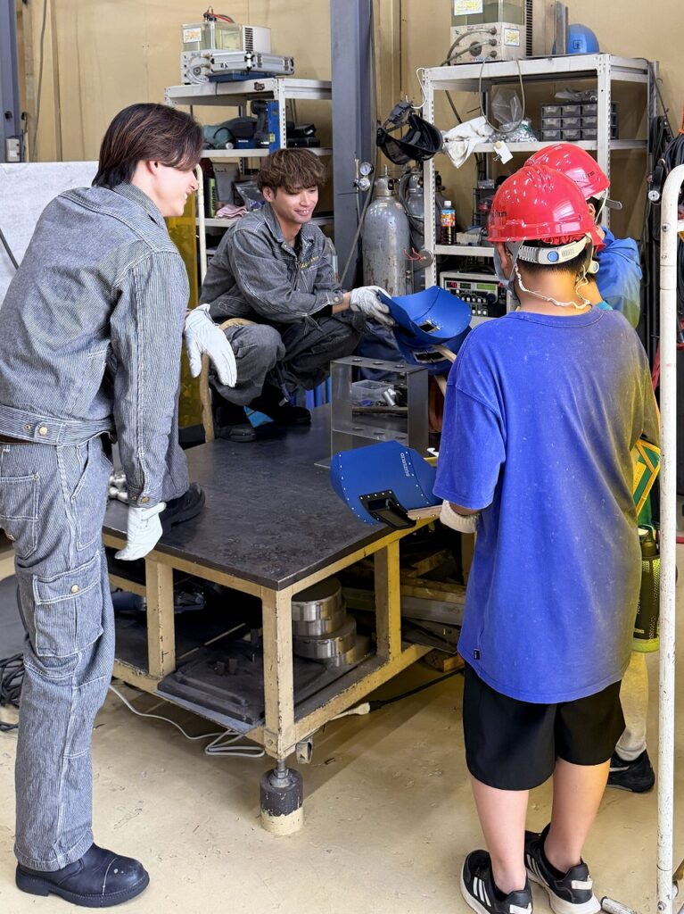 小学生の工場見学。溶接風景を見学。株式会社テクノファーム