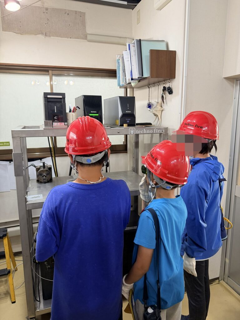 小学生の工場見学。レーザー刻印を見学。株式会社テクノファーム