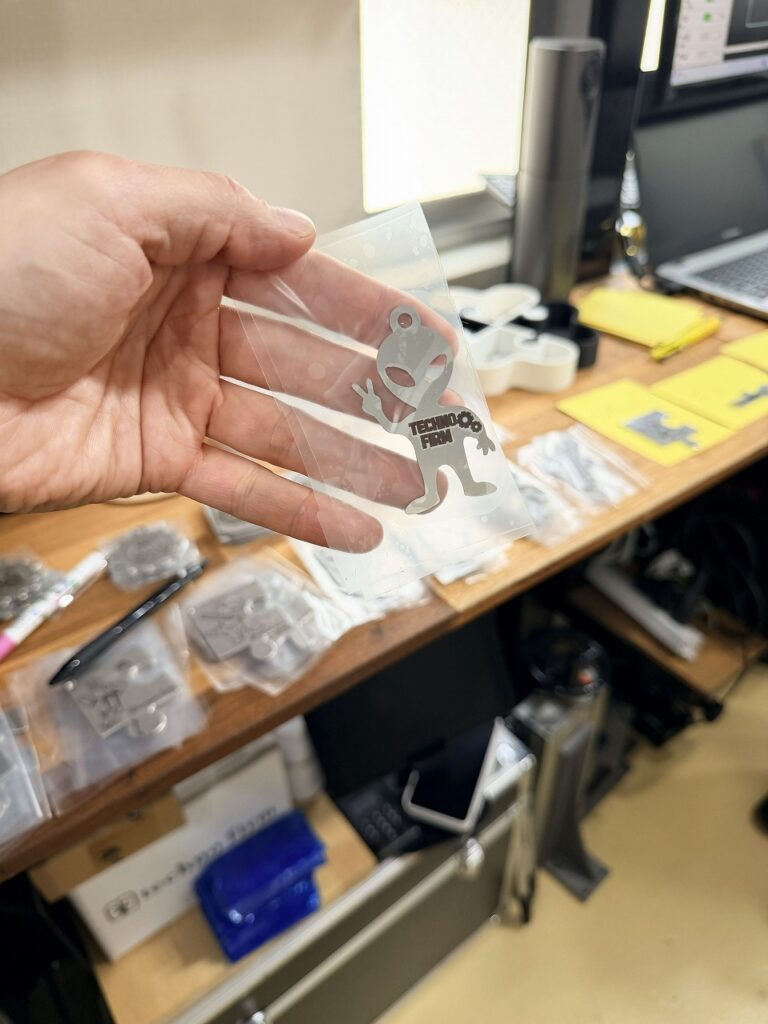 小学生の工場見学。キーホルダーをプレゼント！株式会社テクノファーム