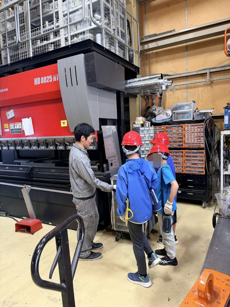 小学生の工場見学。ベンダー＾加工株式会社テクノファーム