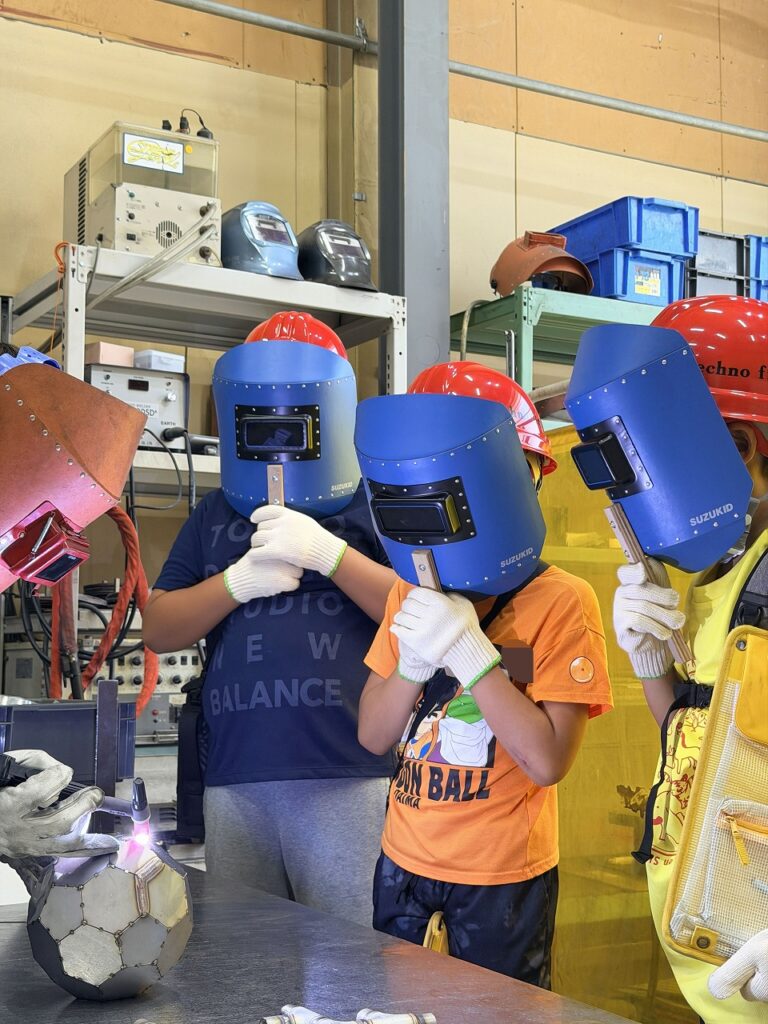 小学生の工場見学。溶接の見学をしてもらいました。株式会社テクノファーム