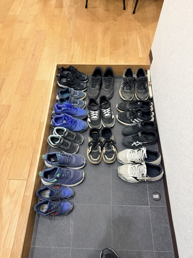 小学生の工場見学。事務所に小学生。株式会社テクノファーム