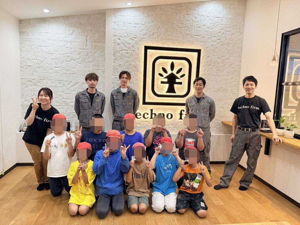 小学生の工場見学。記念撮影！株式会社テクノファーム