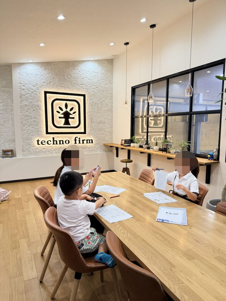 テクノファームの休憩室で従業員の子供を預かりました。