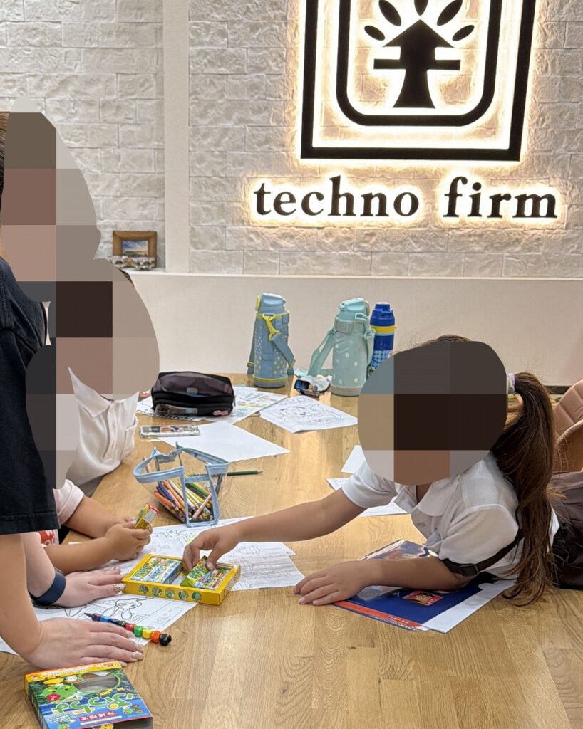 テクノファームの休憩室で子どもを預か胃ました。ハイチューを上げたら喜んでました