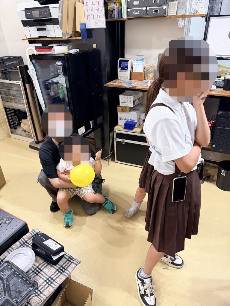 株式会社テクノファームで製作したステンレスのキーホルダーに子供たちの名前をレーザー刻印してプレゼントしました！