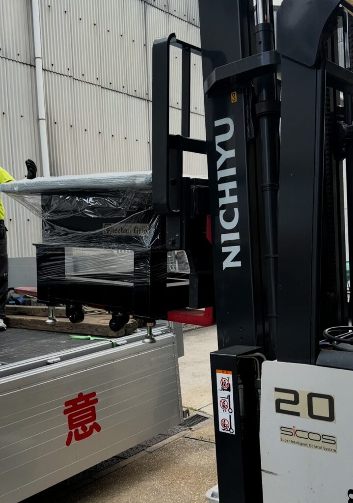 製缶定盤を積み込み中です
株式会社テクノファーム