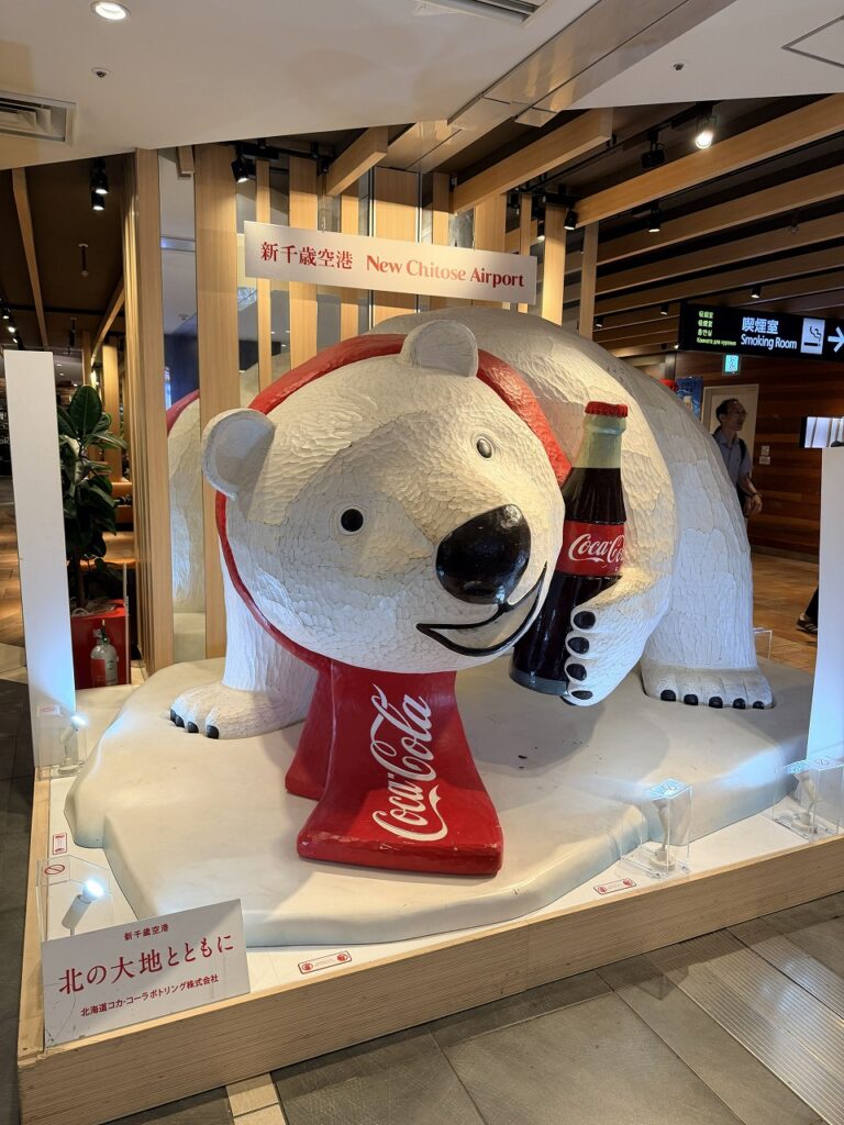 新千歳空港　シロクマコカコーラー