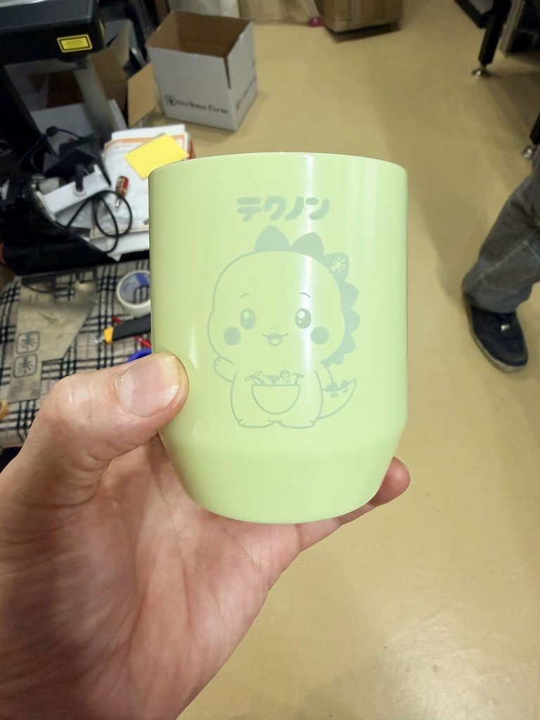 サーモスのカップにレーザー刻印しました。株式会社テクノファームでは一個からlaser刻印しますよ！