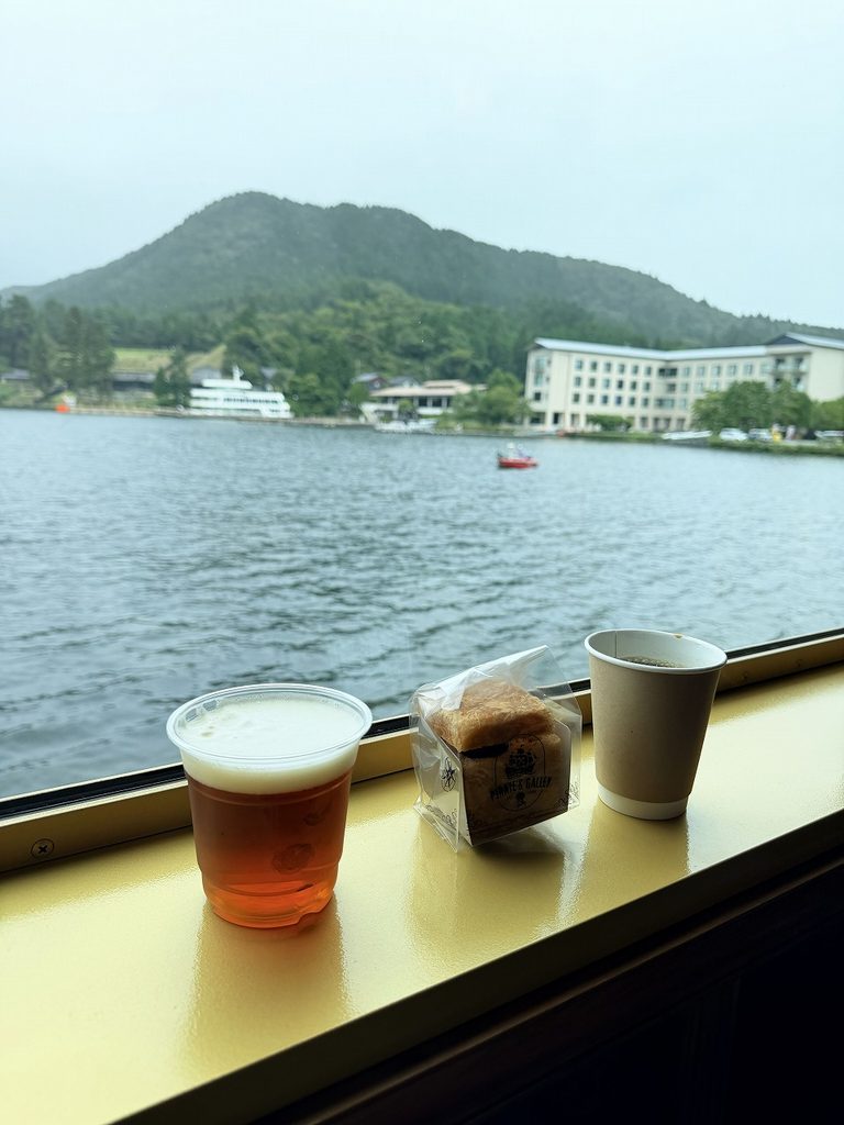 箱根海賊船 船内で生ビールとシュークリーム貯めました。芦ノ湖