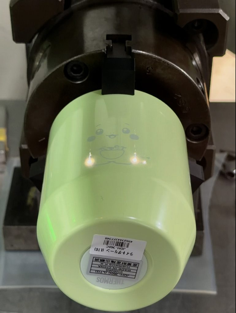 サーモスのカップにレーザー刻印します