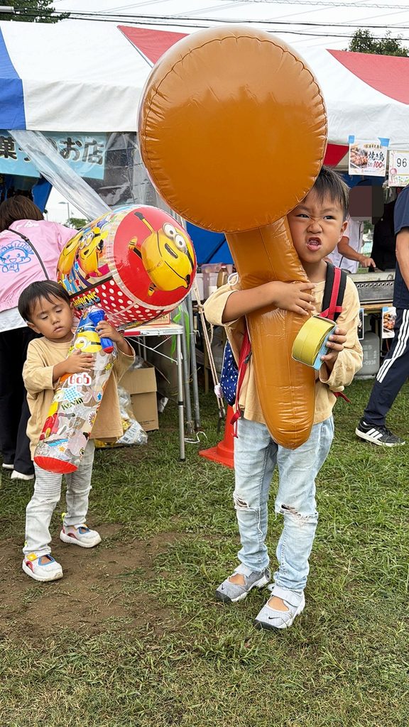松原市民祭り、100円くじででっかいハンマーが当たって喜ぶ子供たち