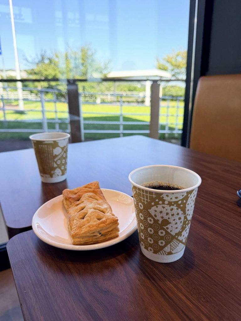 淡路島パーキングのミスド、ミートパイとコーヒー