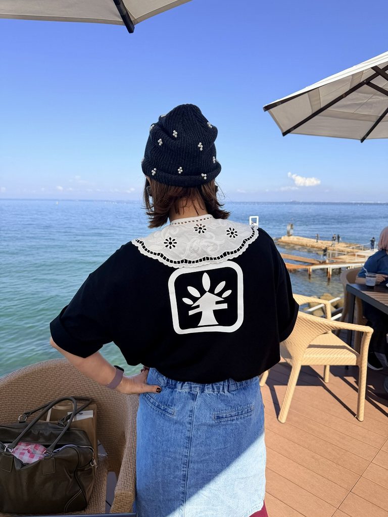 幸せのパンケーキ本店 淡路島リゾート | カフェ＆テラスでテクノファームTシャツを着てくれているかなちゃん