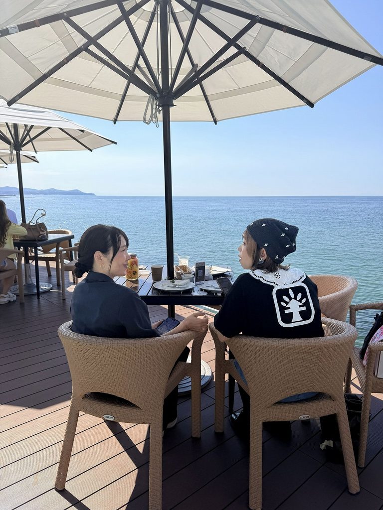 幸せのパンケーキ本店 淡路島リゾート | カフェ＆テラス　でベラベラ喋ってる二人