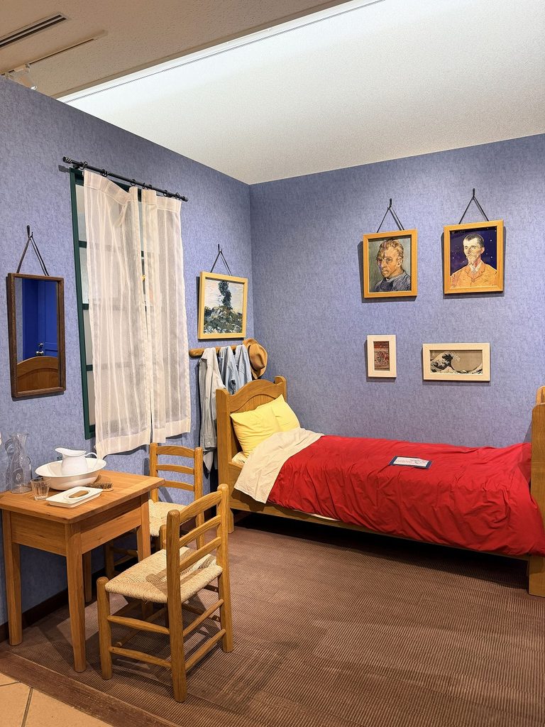 実際にゴッホの名画「アルルのゴッホの部屋」をリアルに再現した撮影コーナー